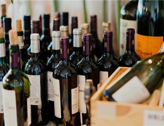 法国男子因15年偷窃7000瓶葡萄酒被捕