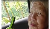 一瓶没有问题！八旬奶奶拿着红酒“吹瓶”