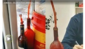 未开封红酒放阳台被冻得冲开瓶塞变“红烛”
