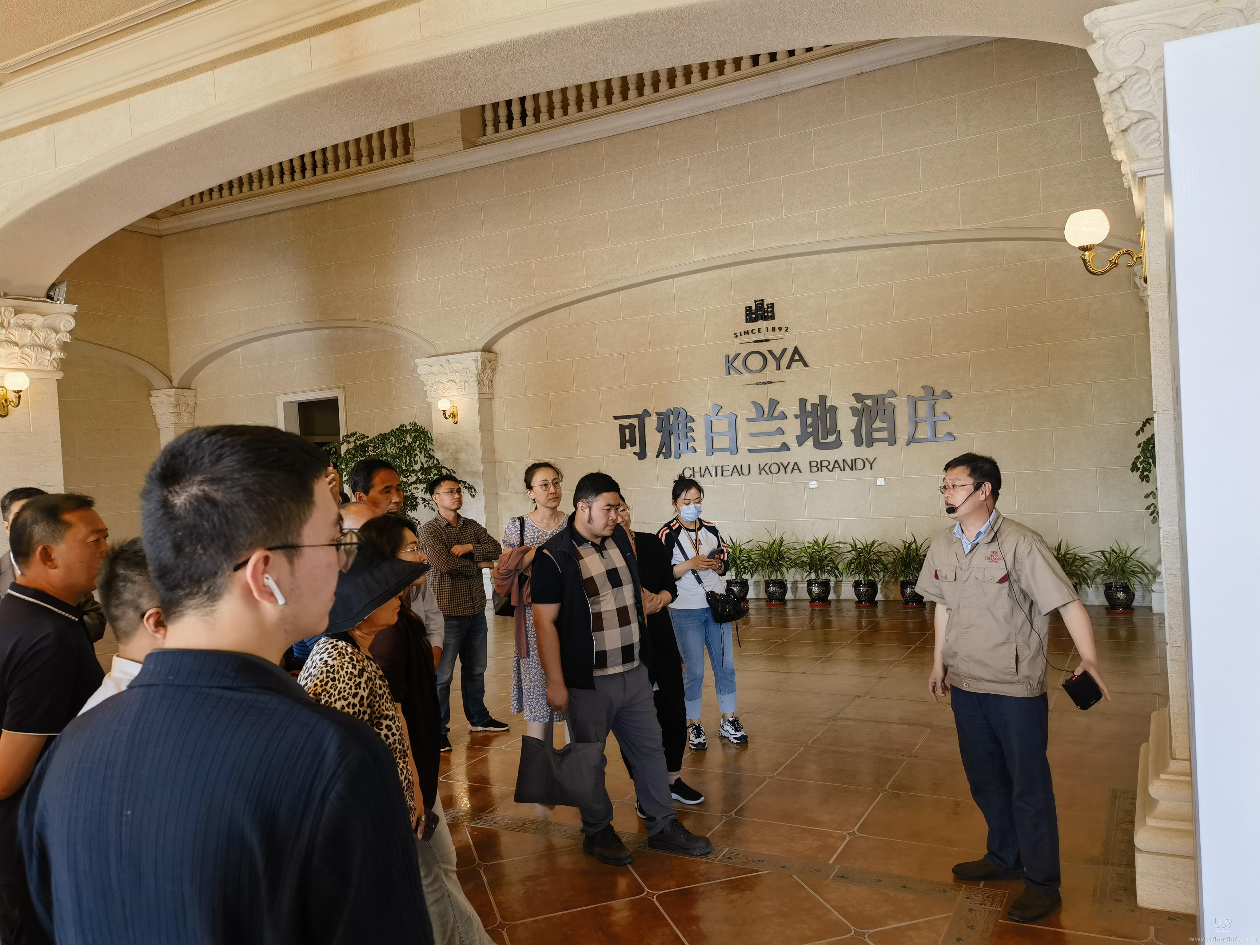 在张裕国际葡萄酒城调研.jpg